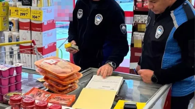 Çanakkale’de Tarihi Geçmiş ve Etiketsiz Ürün Sattığı Tespit Edilen İki Markete 596 Bin TL Ceza