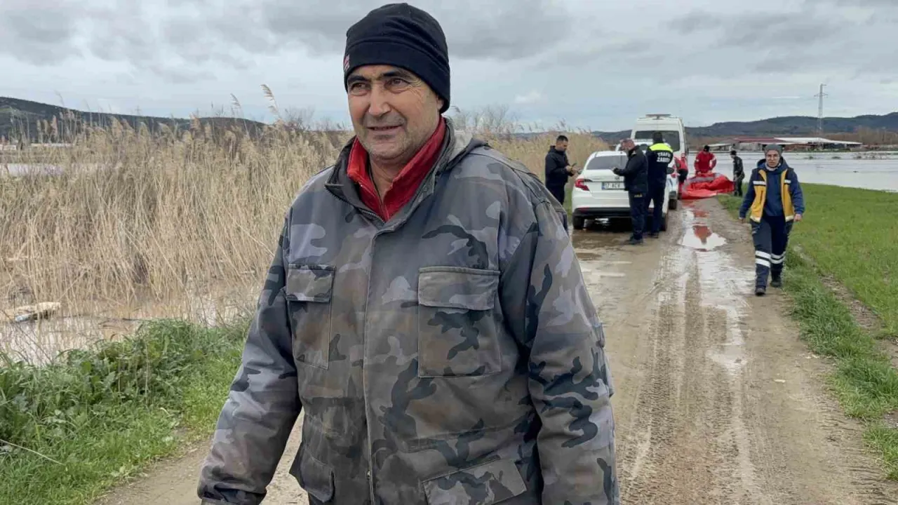 Ezine’de Menderes Çayı Taştı: Hayvanlarıyla Mahsur Kalan Çiftçi Kurtarıldı