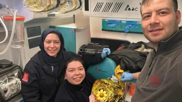 Çanakkale Ayvacık’ta Mucize Doğum: Bebek Ambulansta Dünyaya Geldi