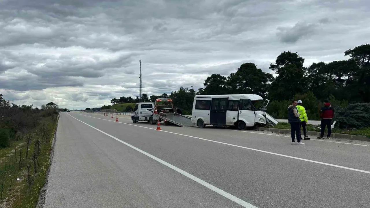 Çanakkale’de Minibüs Kazası: Refüje Çıkan Araçta 2 Kişi Yaralandı