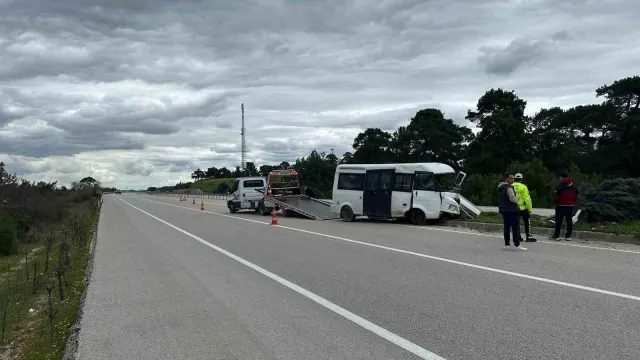 Çanakkale’de Minibüs Kazası: Refüje Çıkan Araçta 2 Kişi Yaralandı