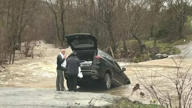 Çanakkale’de Sağanak Alarmı: Köy Yolu Kapandı, Araç Sel Sularına Kapıldı