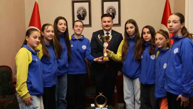 Gökçeada’nın Şampiyon Kızları Kaymakamlıkta Onurlandırıldı