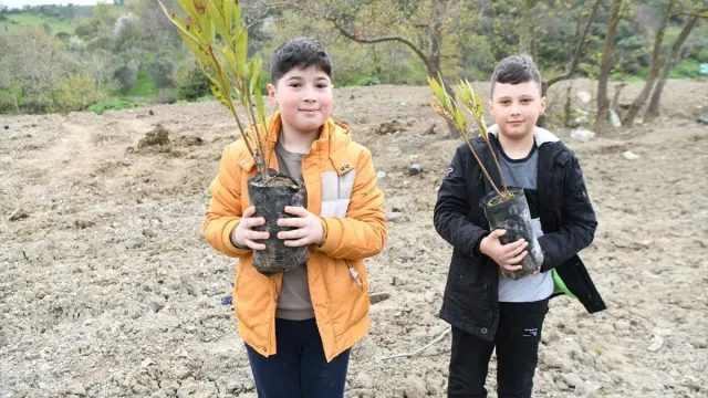 Lapseki’de 300 Fidan Toprakla Buluşturuldu