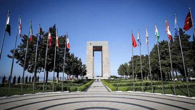Şehitler Abidesi’nde 111. Yıl Vefa Buluşması: Çanakkale Ruhu Dünyayı Bir Araya Getirdi