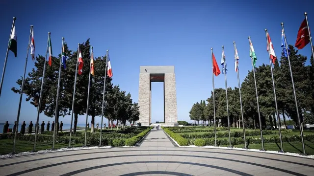 Şehitler Abidesi’nde 111. Yıl Vefa Buluşması: Çanakkale Ruhu Dünyayı Bir Araya Getirdi