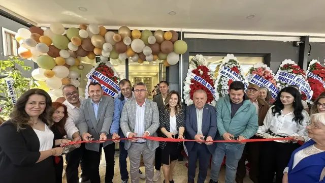 Ayvacık’ta 25 Yıllık Tecrübe Yeni Adreste: Yağmur Kuaför Törenle Açıldı