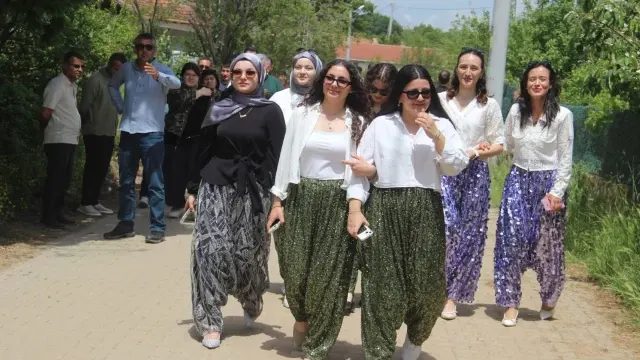 Çanakkale’de 80 Yıllık Gelenek: Gençler “Aşıklar Sokağı”nda Eş Adaylarını Aradı