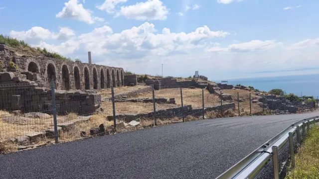 Çanakkale’de Assos Antik Liman Yolu Yenileniyor: Sıcak Asfalt Çalışmaları Başladı