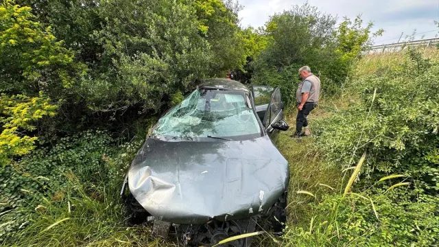 Ayvacık'ta Otomobil Şarampole Devrildi: 2 Kişi Yaralandı