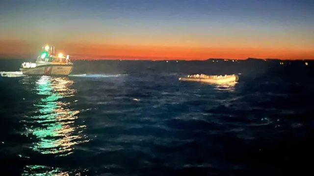 Çanakkale Açıklarında Sürüklenen Lastik Bottaki 30 Kaçak Göçmen Kurtarıldı